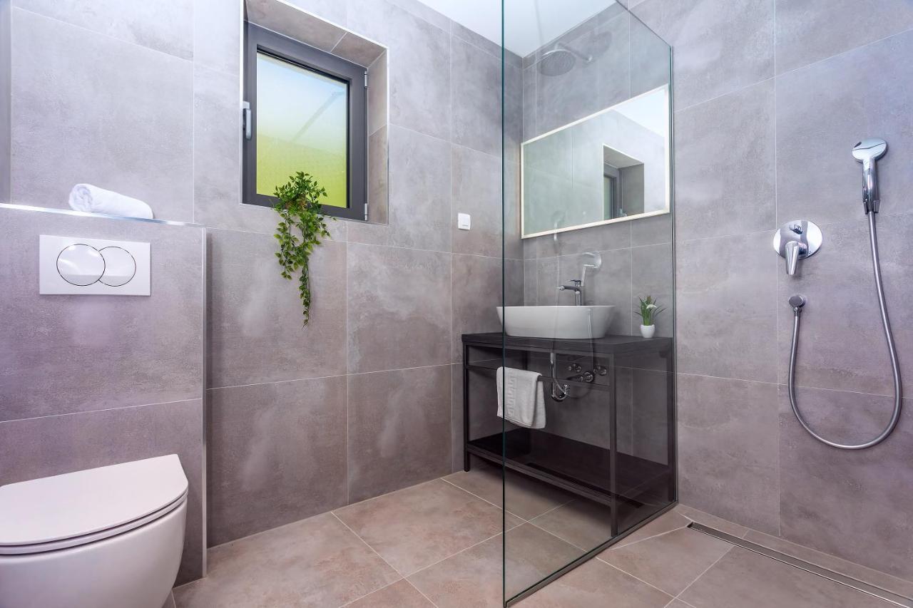Villa Belvedere With Heated Pool, Billiards, Media Room, Sea Views,10 Pax Omiš Eksteriør bilde
