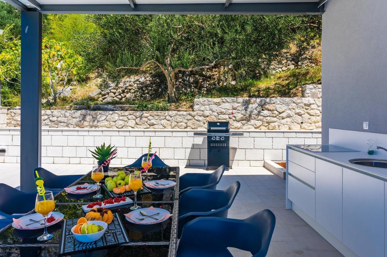 Villa Belvedere With Heated Pool, Billiards, Media Room, Sea Views,10 Pax Omiš Eksteriør bilde